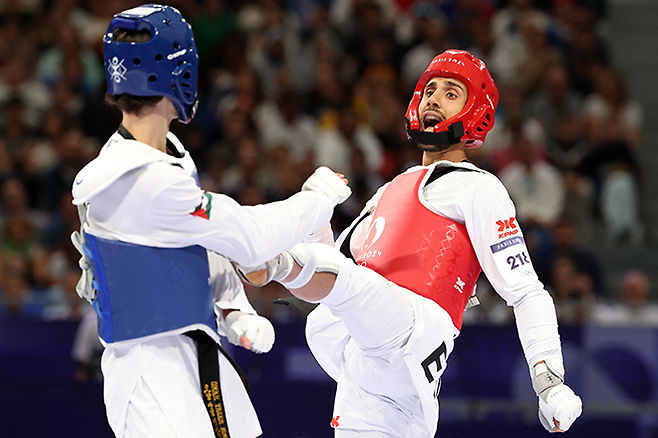 이란에서 쫓겨나 무국적 난민이 된 2017 국제대학스포츠연맹 하계유니버시아드 금메달리스트 하디 티란발리푸르가 2024년 제33회 프랑스 파리하계올림픽 남자태권도 58㎏ 본선 1라운드를 뛰고 있다. 0-2(3-4, 0-5)로 16강 진출은 좌절됐다. 사진=AFP=연합뉴스 제공
