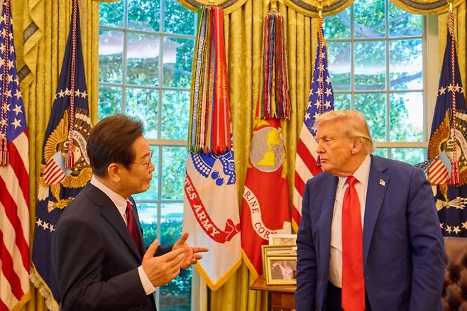 이재명 대통령이 25일(현지 시간) 미국 워싱턴DC 백악관에서 열린 한미 정상회담을 마치고 도널드 트럼프 미국 대통령과 대화를 하고 있다 /사진=뉴시스