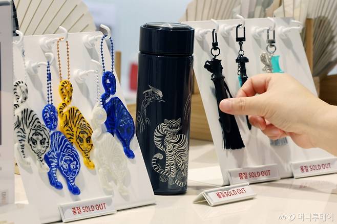 (서울=뉴스1) 황기선 기자 = 넷플릭스 애니메이션 영화 '케이팝 데몬 헌터스' 등 우리의 국가유산을 소재로 한 콘텐츠들이 전 세계적으로 인기를 얻고 있는 가운데 27일 오전 서울 용산구 국립중앙박물관 공식 굿즈 매장 '뮷즈샵'에서 관람객들이 제품을 살펴보고 있다.   국립중앙박물관이 발표한 자료에 따르면, 올해 1월부터 이달 25일까지 누적 관람객은 418만 9822명으로 집계, 연간 관람객 수가 역대 최고를 기록했다고 밝혔다. 2025.8.27/뉴스1  Copyright (C) 뉴스1. All rights reserved. 무단 전재 및 재배포,  AI학습 이용 금지. /사진=(서울=뉴스1) 황기선 기자