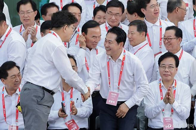 (인천=뉴스1) 신웅수 기자 = 장동혁 국민의힘 대표와 권성동 의원이 28일 오후 인천 인천국제공항공사 인재개발원에서 열린 국민의힘 국회의원 연찬회에서 인사하고 있다. 2025.8.28/뉴스1  Copyright (C) 뉴스1. All rights reserved. 무단 전재 및 재배포,  AI학습 이용 금지. /사진=(인천=뉴스1) 신웅수 기자