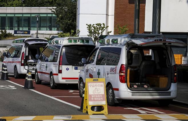 기사 내용과 직접적인 관련 없는 사진. 서울 한 대학병원 응급실 앞에 구급차들이 대기 중인 모습./사진=뉴시스
