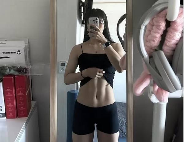 복근 사진을 게재했다가 중징계 촉구 민원을 받은 역도선수가 불쾌감을 드러냈다. 사진은 역도선수 박수민(포천시청)이 민원을 제기받은 복근 사진. /사진=박수민 인스타그램 캡처