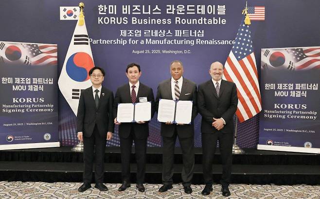 고려아연과 록히드마틴이 지난 25일(현지시간) 게르마늄 공급·구매와 핵심광물 공급망 협력을 위한 양해각서(MOU)를 체결했다. 사진 왼쪽부터 김정관  산업통상자원부 장관, 최윤범 고려아연 회장, 마이클 윌리엄스 록히드마팅 인터내셔널 사장, 하워드 러트닉 미국 상무부 장관/사진=고려아