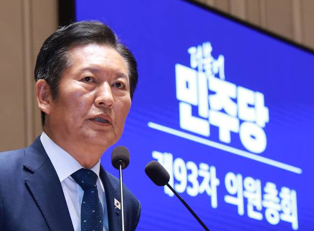 정청래 더불어민주당 대표가 27일 오후 서울 여의도 국회에서 열린 의원총회에서 발언을 하고 있다.  뉴시스