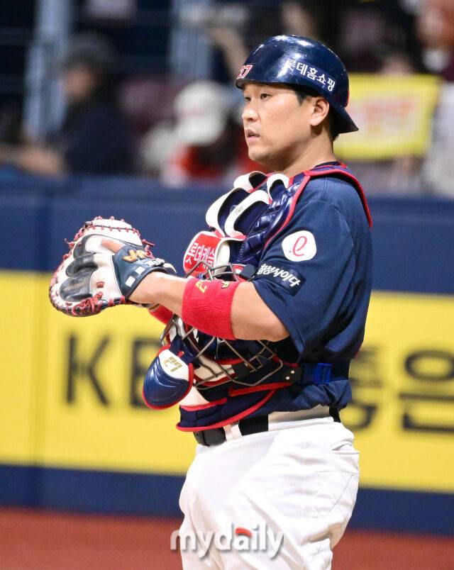 2025년 8월 2일 오후 서울 고척스카이돔에서 열린 '2025 신한 SOL뱅크 KBO 리그' 롯데 자이언츠와 키움 히어로즈의 경기. 롯데 유강남 포수가 선발 마스크를 쓰고 있다./마이데일리