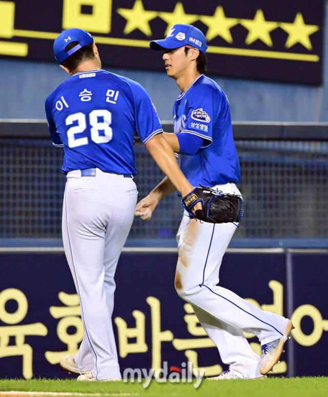 2025년 8월 28일 오후 서울 잠실구장에서 열린 '2025 신한 SOL뱅크 KBO 리그' 삼성 라이온즈와 두산 베어스의 경기 삼성 이승민이 7회말 투구를 마친 뒤 유격수 이재현에게 고마움을 표시하고 있다.