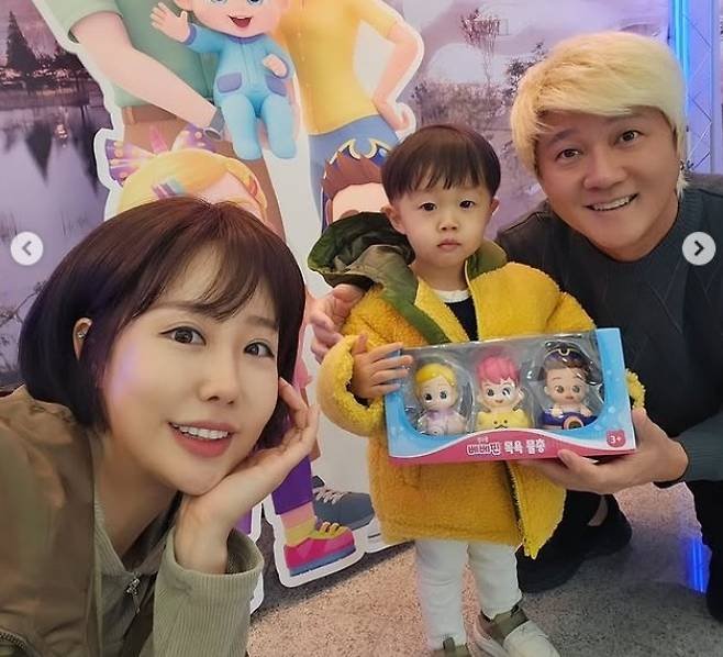 허인회는 가족의 힘으로 징계 기간을 버텨냈다고 했다. 허인회의 아내 육은채 씨와 아들 이수   [허인회 SNS]