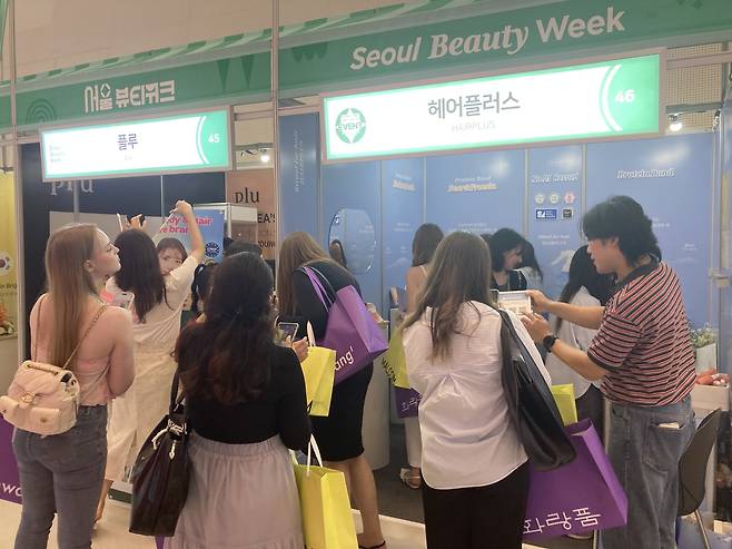 서울뷰티위크에서 외국인들이 부스를 둘러보고 있다. 손인규 기자
