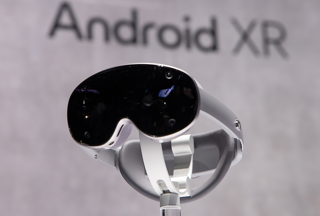 지난 1월 22일(현지시간) 미국 새너제이에 위치한 ‘SAP센터’에서 개최된 상반기 ‘갤럭시 언팩 2025’에서 XR 기기 ‘프로젝트 무한’이 진열된 모습  [삼성전자 제공]