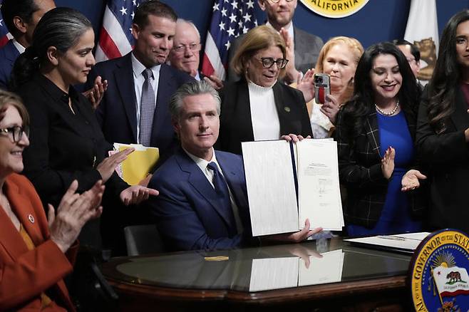 [새크라멘토=AP/뉴시스] 개빈 뉴섬 미 캘리포니아주 주지사가 지난 21일(현지 시간) 텍사스 주의 선거구 개편에 맞서 추진한 선거구 재편 법안에 서명한 뒤 보여주고 있다. 뉴섬은 28일 공화당 집권 지역의 범죄율이 민주당 집권지역보다 훨씬 높다며 워싱턴에 이어 시카고에 방위군을 파병하려는 도널드 트럼프 미 대통령의 행위가 위선적이라고 비난했다. 2025.8.29.