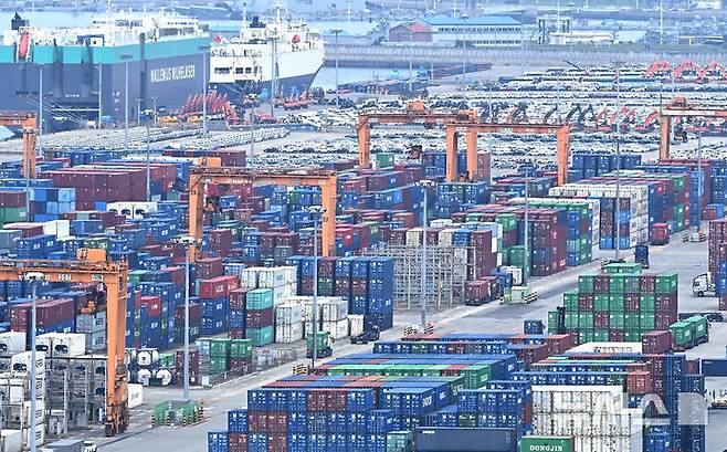 [평택=뉴시스] 김종택 기자 = 한미 관세 협상이 타결된 지난달 31일 경기 평택시 포승읍 평택항에 컨테이너가 쌓여 있다. 2025.07.31. jtk@newsis.com