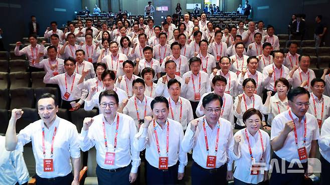 [인천=뉴시스] 김금보 기자 = 장동혁 국민의힘 대표를 비롯한 의원들이 28일 오후 인천 중구 인천국제공항공사 항공교육원에서 열린 2025 국민의힘 국회의원 연찬회에서 슬로건을 외치며 기념촬영을 하고 있다. 2025.08.28. kgb@newsis.com