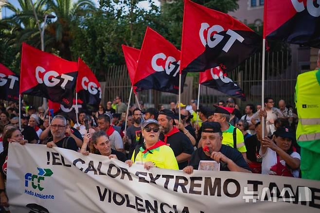 [바르셀로나=AP/뉴시스] 7월 16일 스페인 바르셀로나에서 환경 미화원들과 시위대가 지난달 말 폭염 속 근무하던 환경 미화원의 사망에 항의하며 행진하고 있다. 몬트세 아길라르(Montse Aguilar, 51)라는 이 미화원은 당시 35도가 넘는 폭염 속에서 청소 작업을 마치고 귀가한 후 숨졌다. 스페인에서는 폭염 때문에 저렴하고 품질 좋은 중국산 에어컨의 인기가 높아졌다고 카탈루냐 지역 사업자들은 말하고 있다.  2025.08.29.