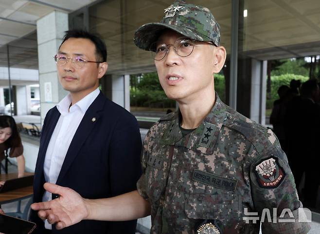 [서울=뉴시스] 조성우 기자 = 평양 무인기 침투 관여 의혹을 받는 김용대 드론작전사령관이 20일 오전 서울 서초구 서울고등검찰청에 마련된 내란특검 사무실에 피의자 신분으로 출석했다가 조사를 중단하고 나와 발언하고 있다. 2025.08.20. xconfind@newsis.com