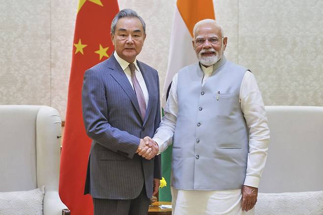 [뉴델리=AP/뉴시스] 중국 왕이 외교부장(왼쪽)이 19일인도 뉴델리에서 나렌드라 모디 총리와 만나 악수하고 있다. 2025.08.29.