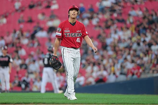 [서울=뉴시스]프로야구 KIA 타이거즈의 선발 이의리가 22일 광주-기아챔피언스필드에서 열린 2025 신한 쏠뱅크 KBO리그 LG 트윈스와의 경기에 선발 등판해 이닝을 마친 뒤 더그아웃으로 향하고 있다. (사진=KIA 타이거즈 제공) 2025.08.29. photo@newsis.com *재판매 및 DB 금지