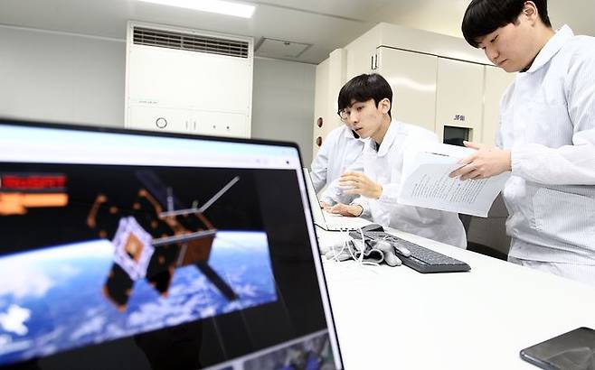 [제주=뉴시스] 지난해 11월 제주대학교 공과대학 부설공장 항공우주클린룸에서 마이크로디그리과정 수강생들이 실험을 하고 있다. (사진=제주지역혁신플랫폼 제공) 2024.11.20. photo@newsis.com **기사 내용과 무관합니다** *재판매 및 DB 금지