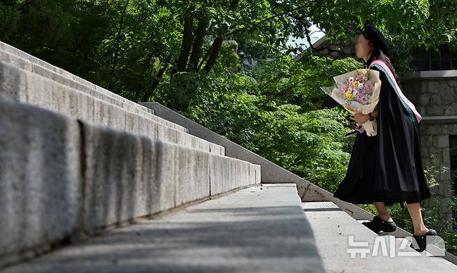[서울=뉴시스] 황준선 기자 = 29일 오전 서울 서대문구 이화여자대학교에서 열린 2024학년도 후기 학위수여식에서 졸업생이 계단을 오르고 있다.  2025.08.29. hwang@newsis.com