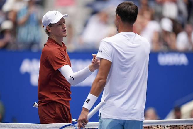 [뉴욕=AP/뉴시스] 얀니크 신네르(1위·이탈리아, 왼쪽)가 28일(현지 시간) 미국 뉴욕의 빌리진킹 내셔널 테니스 센터에서 열린 US 오픈 남자 단식 2회전에서 알렉세이 포피린(36위·호주)을 물리친 후 인사를 나누고 있다. 2연패를 노리는 신네르가 3-0(6-3 6-2 6-2)으로 완승하고 3회전에 올랐다. 2025.08.29.