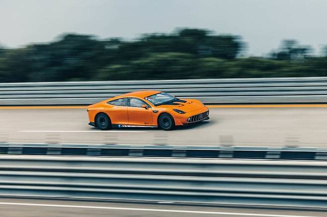 [서울=뉴시스] 메르세데스-AMG의 전기 콘셉트카 '콘셉트 AMG GT XX'. AMG는 이 차량으로 24시간 동안 5479㎞를 주행하며 전기차 장거리 주행 신기록을 세웠다. (사진=메르세데스-AMG 제공) 2025.08.29 photo@newsis.com *재판매 및 DB 금지