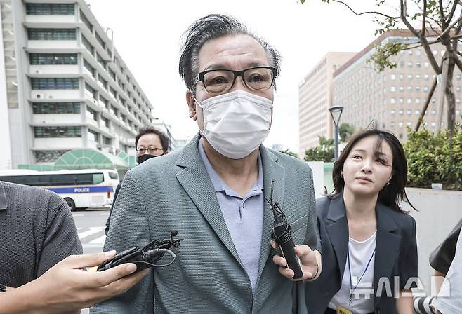 [서울=뉴시스] 정병혁 기자 =건진법사 전성배씨가 지난 21일 서울 종로구 KT광화문빌딩 웨스트에 마련된 김건희 특검 사무실에 출석하고 있다. 2025.08.29. jhope@newsis.com