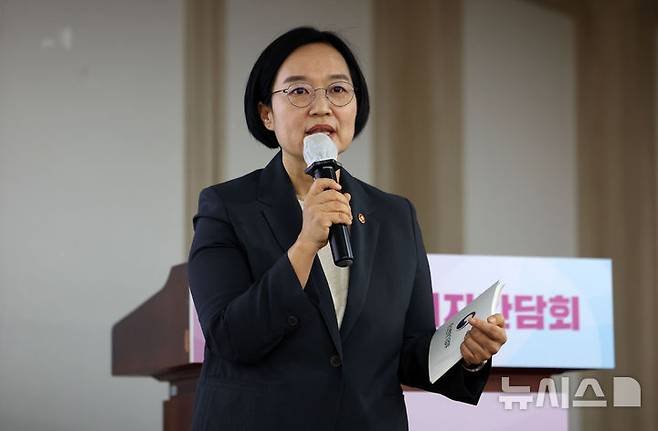 [서울=뉴시스] 김선웅 기자 = 한성숙 중소벤처기업부 장관이 지난 28일 서울 여의도 중소기업중앙회에서 취임 30일 기자간담회를 하고 있다. 2025.08.29. mangusta@newsis.com