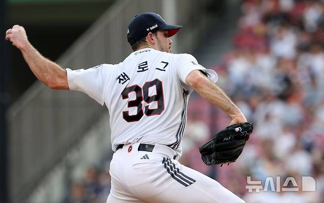 [서울=뉴시스] 홍효식 기자 = 22일 서울 송파구 잠실야구장에서 열린 2025 KBO리그 한화 이글스와 두산 베어스의 경기, 두산 선발투수 잭로그가 공을 던지고 있다. 2025.07.22. yesphoto@newsis.com