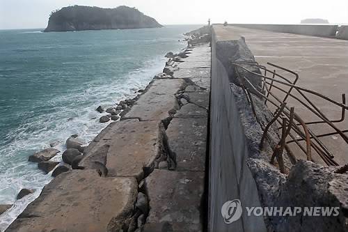 2002년 태풍 볼라벤 강타한 서귀포항 [연합뉴스 제공]
