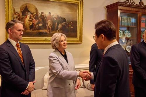 이재명 대통령, 수지 와일스 백악관 비서실장과 인사 [연합뉴스 제공]