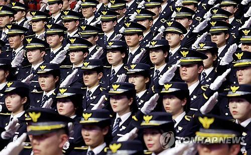 거수경례 하는 신규 임용 경찰 [연합뉴스 자료사진]