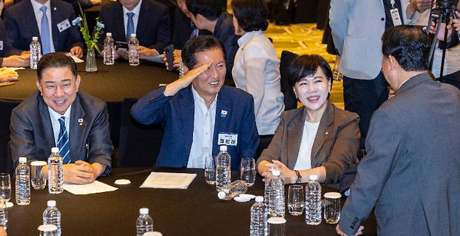 더불어민주당 정청래 대표가 29일 인천시 중구 파라다이스시티 컨벤션에서 열린 2025 정기국회 더불어민주당 의원단 워크숍에서 김병기 최고위원이 거수 경례로 아침 인사를 하자 거수 경례로 답하고 있다. 연합뉴스