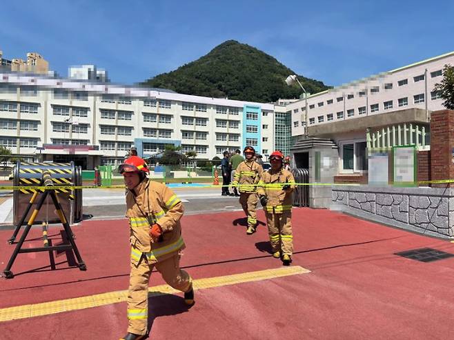 29일 부산 남구 한 고등학교가 폭발물 팩스로 인해 출입이 통제된 모습. 부산경찰청 제공