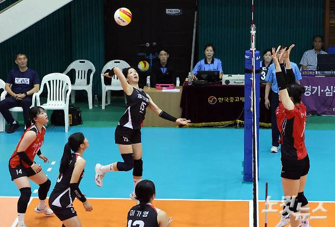 '제36회 CBS배 전국중고배구대회' 개막일인 29일 경북 영천 최무선관에서 18세 이하 여자부 전주근영여고와 제천여고의 경기가 열리고 있다. 역대 최다인 75개 팀이 출전한 이번 '제36회 CBS배 전국중고배구대회' 는 영천체육관, 영천생활체육관, 최무선관, 영청 금호체육관 등에서 다음달 5일까지 일주일간 펼쳐진다. 영천(경북)=황진환 기자