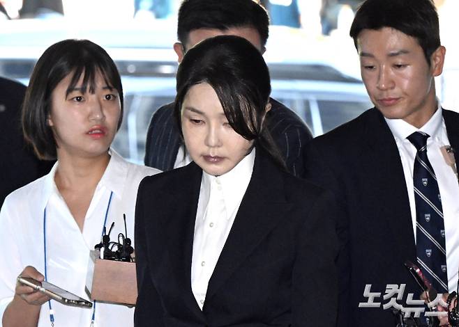 윤석열 전 대통령 부인 김건희 씨가 지난 12일 오전 서울 서초구 서울중앙지법에서 열린 구속 전 피의자 심문(영장실질심사)에 출석하고 있다. 황진환 기자