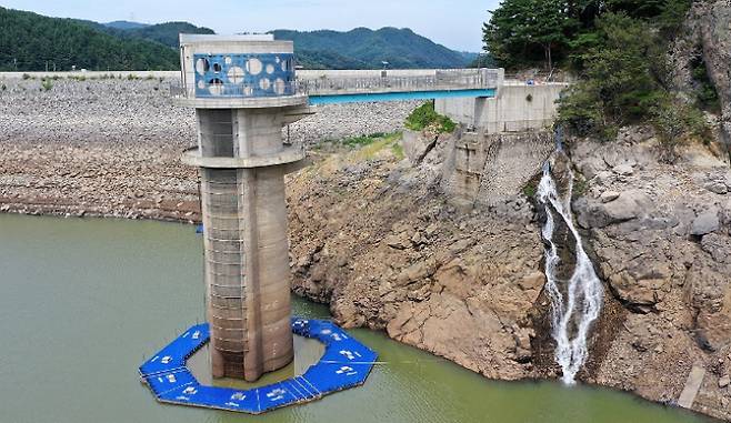 강릉지역의 주 상수원인 오봉저수지로 물을 공급하고 있는 모습. 연합뉴스