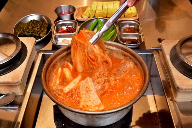 서울 ‘서초김치찌개’의 얼큰하고 시원한 돼지고기 김치찌개. 김치와 생고기가 푸짐하게 들어간다.