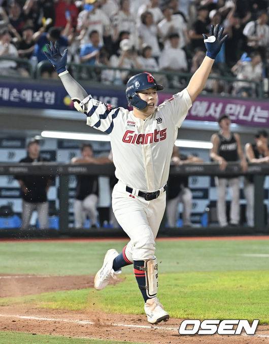 [OSEN=부산, 이석우 기자] 28일 부산 사직야구장에서 2025 신한 SOL 뱅크 KBO 리그 롯데 자이언츠와 KT 위즈의 경기가 열렸다. 홈팀 롯데는 감보아가, 방문팀 KT는 헤이수스가 선발 출전했다.롯데 자이언츠 고승민이 연장 11회말 2사 만루 끝내기 안타를 치고 환호하고 있다. 2025.08.28 / foto0307@osen.co.kr