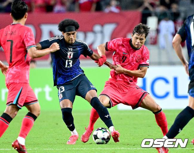 [OSEN=용인, 최규한 기자] 홍명보 감독이 이끄는 남자축구대표팀이 15일 오후 용인 미르스타디움에서 2025 동아시아축구연맹(EAFF) E-1 챔피언십(동아시안컵) 3차전 일본과 경기를 가졌다.&nbsp;한국은 1차전서 중국을 3-0, 2차전서 홍콩을 2-0으로 완파했다. 하지만 일본이 1차전서 홍콩을 6-1, 2차전서 중국을 2-0으로 이겼다. 골득실 +7의 일본이 +5의 한국을 누르고 조 선두인 상황이다. 나란히 2승을 거둔 한국과 일본은 대회 우승컵을 놓고 격돌한다.&nbsp;전반 한국 김주성과 일본 저메인 료가 볼다툼을 벌이고 있다. 2025.07.15 / dreamer@osen.co.kr