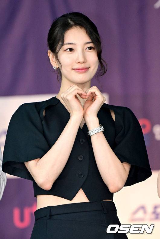 [OSEN=인천, 최규한 기자] 25일 오후 인천 중구 상상플랫폼에서 ‘제3회 청룡시리즈어워즈’ 핸드프린팅 행사가 열렸다.이번 핸드프린팅 행사에는 지난해 대상 수상자 송혜교, 드라마 부문 수상자 하정우, 수지, 임지연, 박지훈, 신예은과 예능 부문 수상자 유재석, 주현영, 덱스, 김아영 등이 참석한다.배우 수지가 포토타임을 하고 있다. 2024.06.25 / dreamer@osen.co.kr