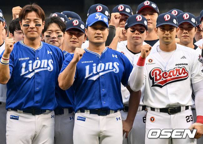 [OSEN=잠실, 조은정 기자]28일 오후 서울 잠실구장에서 ‘2025 신한 SOL Bank KBO리그’ 두산 베어스와 삼성 라이온즈의 경기에 앞서 삼성 투수 오승환의 은퇴투어 기념 행사가 열렸다.오승환은 지난 6일 은퇴를 선언했다. 21년 프로생활의 마침표를 찍는 오승환의 유니폼 배번&nbsp;21은 22(이만수) 10(양준혁) 36(이승엽)에 이어 구단 사상 4번째 영구결번으로 지정될 예정이다.삼성 오승환이 양팀 선수단과 기념촬영을 하고 있다. 2025.08.28 /cej@osen.co.kr