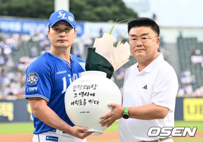 [OSEN=잠실, 조은정 기자]28일 오후 서울 잠실구장에서 ‘2025 신한 SOL Bank KBO리그’ 두산 베어스와 삼성 라이온즈의 경기에 앞서 삼성 투수 오승환의 은퇴투어 기념 행사가 열렸다.오승환은 지난 6일 은퇴를 선언했다. 21년 프로생활의 마침표를 찍는 오승환의 유니폼 배번&nbsp;21은 22(이만수) 10(양준혁) 36(이승엽)에 이어 구단 사상 4번째 영구결번으로 지정될 예정이다.삼성 오승환이 두산 김태룡 단장에게 항아리를 전달 받고 있다. 2025.08.28 /cej@osen.co.kr