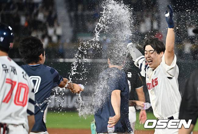 [OSEN=부산, 이석우 기자] 28일 부산 사직야구장에서 2025 신한 SOL 뱅크 KBO 리그 롯데 자이언츠와 KT 위즈의 경기가 열렸다. 홈팀 롯데는 감보아가, 방문팀 KT는 헤이수스가 선발 출전했다.롯데 자이언츠 고승민이 연장 11회말 2사 만루 끝내기 안타를 치고 축하 물세례를 받고 있다. 2025.08.28 / foto0307@osen.co.kr