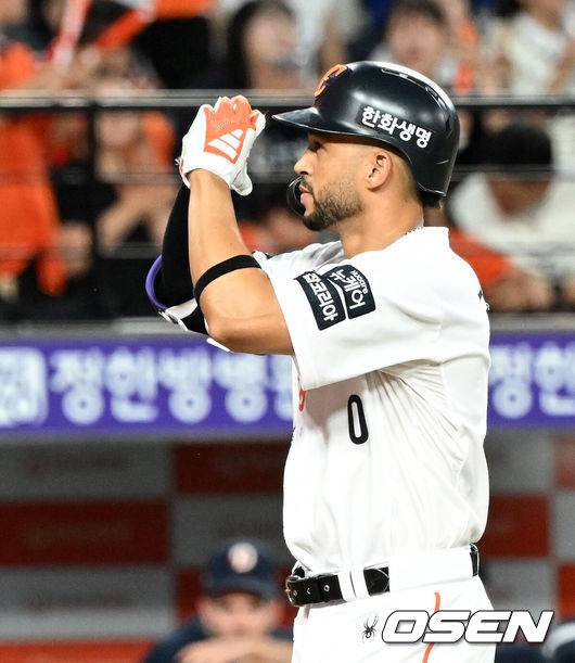 [OSEN=대전, 이대선 기자] 19일 오후 대전 한화생명볼파크에서 2025 신한 SOL Bank KBO리그 한화 이글스와 두산 베어스의 경기가 열렸다.한화는 와이스, 두산은 콜어빈을 선발로 내세웠다.3회말 무사 2루에서 한화 리베라토가 우월 투런 홈런을 치고 홈에서 환호하고 있다.  2025.08.19 /sunday@osen.co.kr