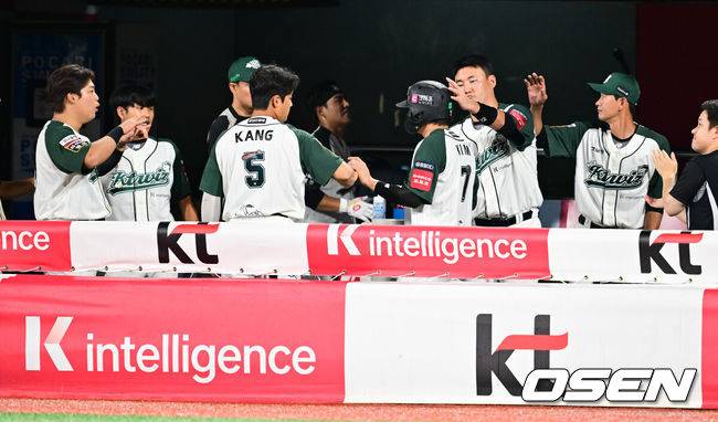 [OSEN=수원, 박준형 기자]  29일 오후 수원 KT위즈파크에서 ‘2025 신한 SOL BANK KBO리그’ KT 위즈와 KIA 타이거즈의 경기가 진행됐다.이날 경기에 KT는 패트릭을, KIA는 네일을 선발투수로 내세웠다. 5회말 무사 1,3루 KT 강현우의 병살타때 홈을 밟은 3루 주자 김상수가 동료들과 하이파이브를 하고 있다.   2025.08.29 / soul1014@osen.co.kr