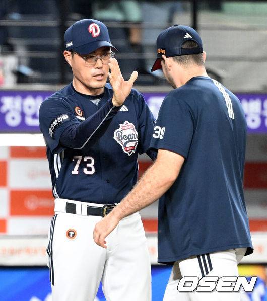 [OSEN=대전, 이대선 기자] 프로야구 두산 베어스가 박계범의 깜짝 만루 홈런으로 7연승을 질주했다. 류현진을 내고도 패한 한화 이글스는 시즌 팀 최다 5연패 충격에 빠졌다.&nbsp;두산은 21일 대전 한화생명볼파크에서 열린 2025 신한 SOL Bank KBO리그 한화와의 원정경기를 6-3으로&nbsp;승리했다.&nbsp;경기 종료 후 두산 조성환 감독대행이 잭로그와 승리의 기쁨을 나누고 있다. 2025.08.21 /sunday@osen.co.kr