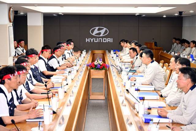 ▲현대자동차 노사가 지난 6월 울산공장에서 '2025년 임금 및 단체협약'을 진행하고 있다. ⓒ현대자동차