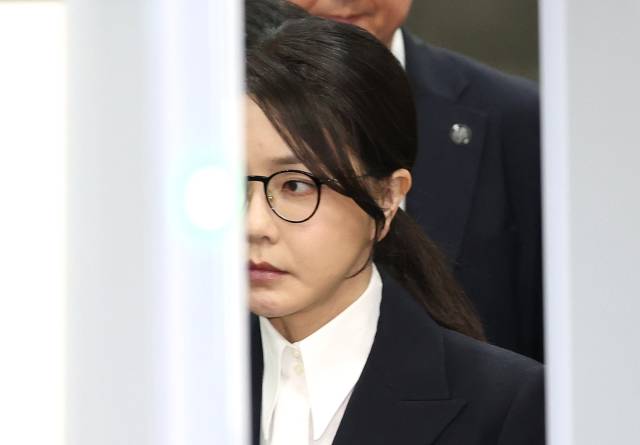 ▲윤석열 전 대통령 부인 김건희 여사가 12일 구속 전 피의자 심문(영장실질심사)을 마친 뒤 서울 서초구 서울중앙지법을 나서고 있다. ⓒ연합뉴스