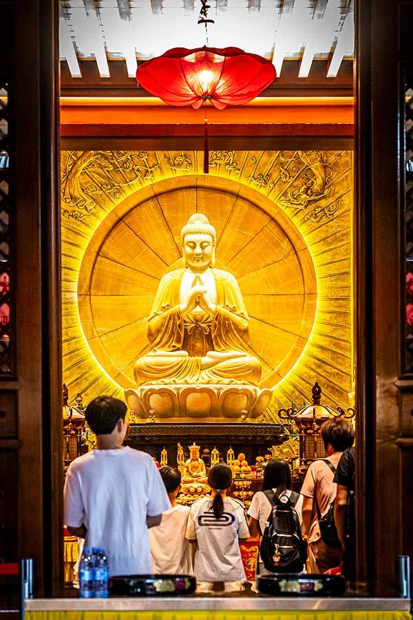 광저우시 북경로의 대불사大佛寺. 일반적인 사찰과 달리 지나치게 화려하고, 상업적인 분위기였다.