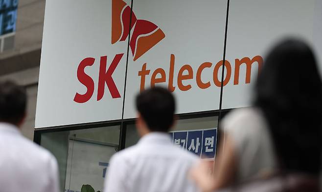 대규모 고객 유심(USIM) 정보 유출 사고가 발생한 SK텔레콤(SKT)에 대한 과징금 처분이 내려진 28일 서울 도심의 SK텔레콤 대리점 앞으로 시민들이 지나고 있다. 뉴스1