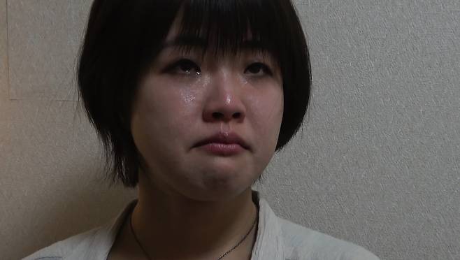 어린 시적 마쓰모토 리카와 옴진리교 교수 아사하라 쇼코. 다큐멘터리&nbsp;‘내가 그의 딸이다’의 한 장면